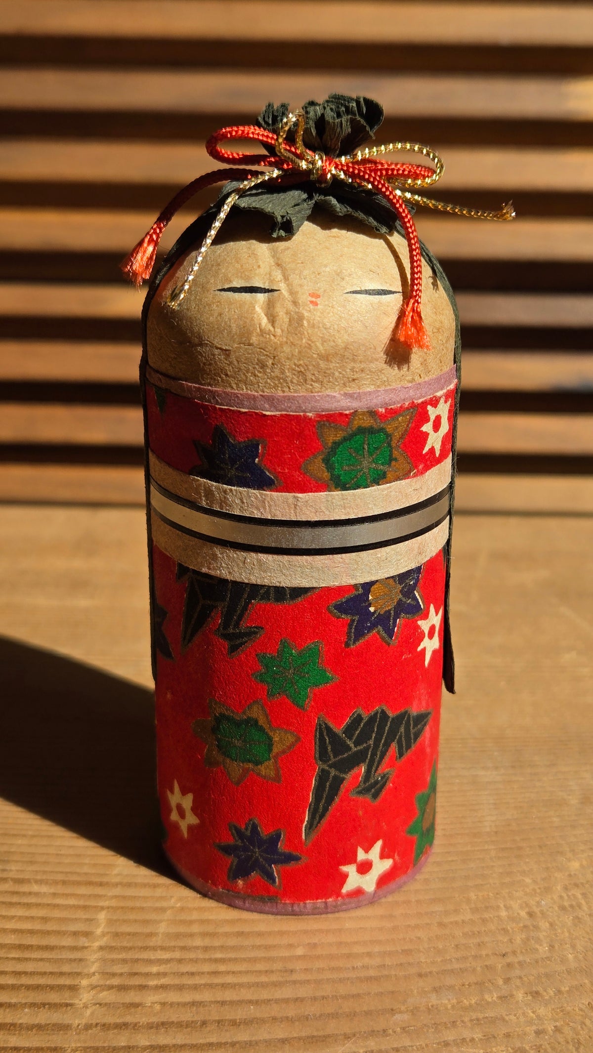 🎎 Kokeshi cloche en papier et papier crépon – kimono rouge à feuilles d'érable et étoiles