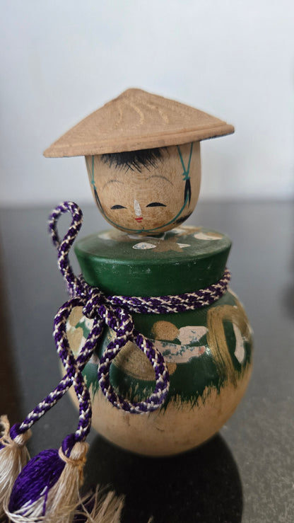Kokeshi créative « Jirōchō, le voyageur à la jarre » – inscription 次郎長