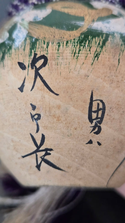 Kokeshi créative « Jirōchō, le voyageur à la jarre » – inscription 次郎長