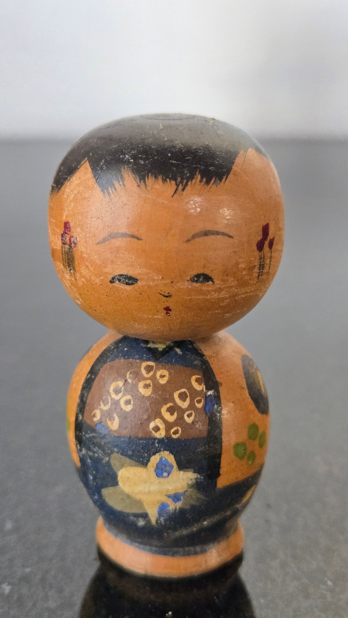 🌸 Petite kokeshi vintage au kimono bleu nuit peint à la main – Japon