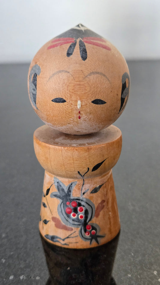 🍎 Petite kokeshi vintage à la tête en goutte et au décor de grenade peint à la main – Japon