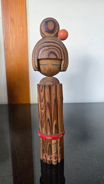 🎎 Kokeshi sōsaku en bois à veinures en relief – chignon et obi rouge