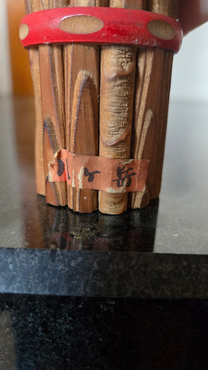 🎎 Kokeshi sōsaku en bois à veinures en relief – chignon et obi rouge