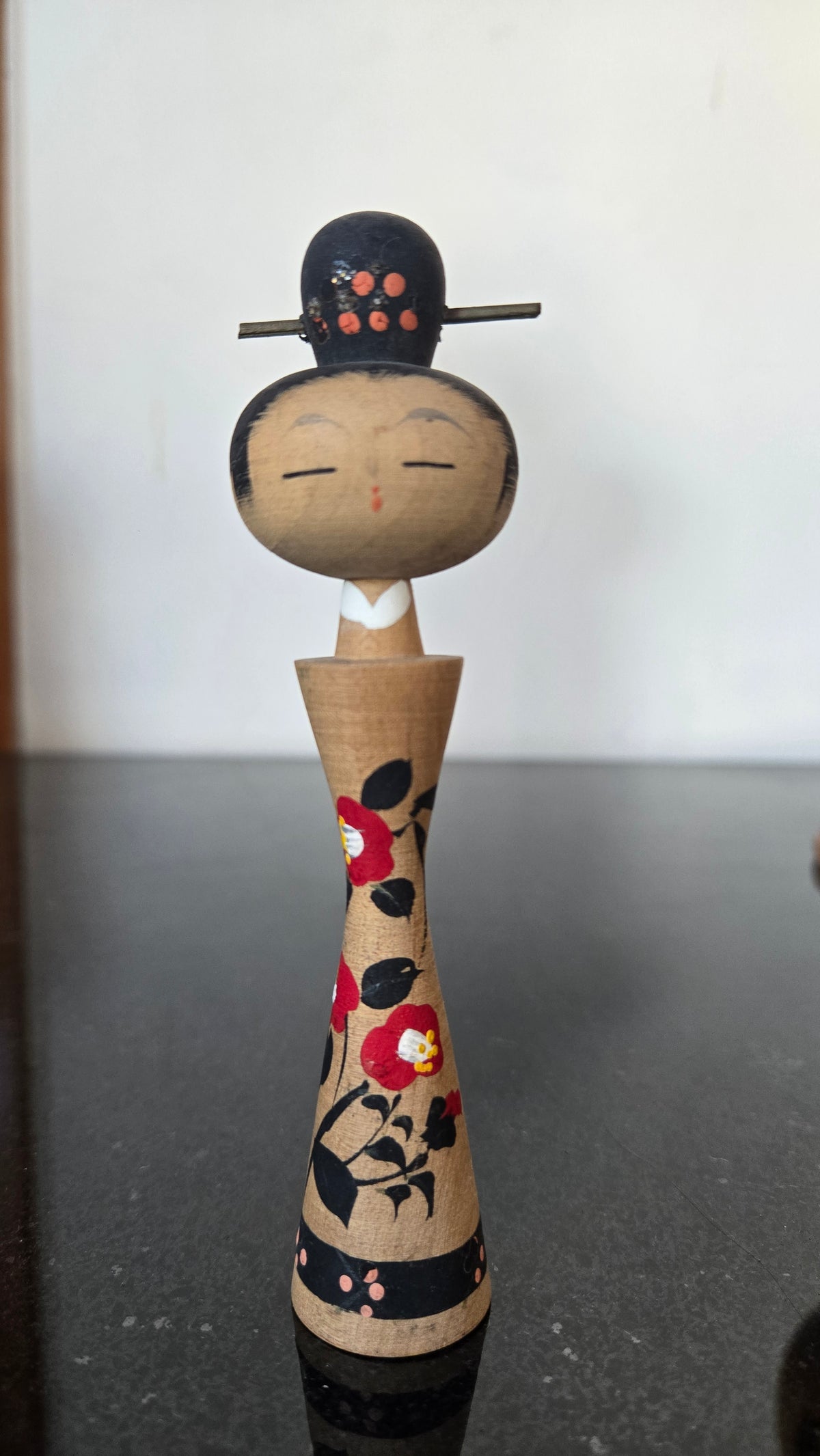 🎎 Kokeshi sōsaku souvenir – camélias rouges de shimoda, chignon et kanzashi