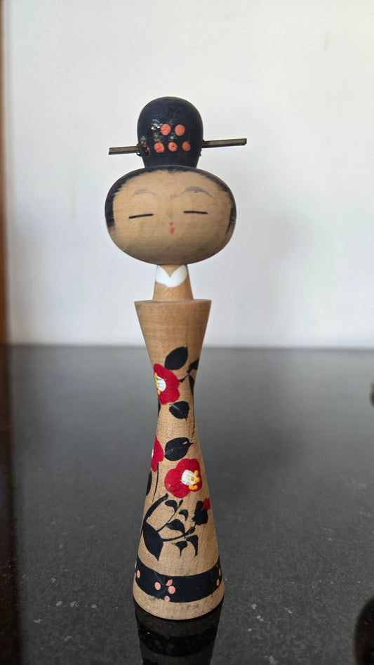 🎎 Kokeshi sōsaku souvenir – camélias rouges de shimoda, chignon et kanzashi