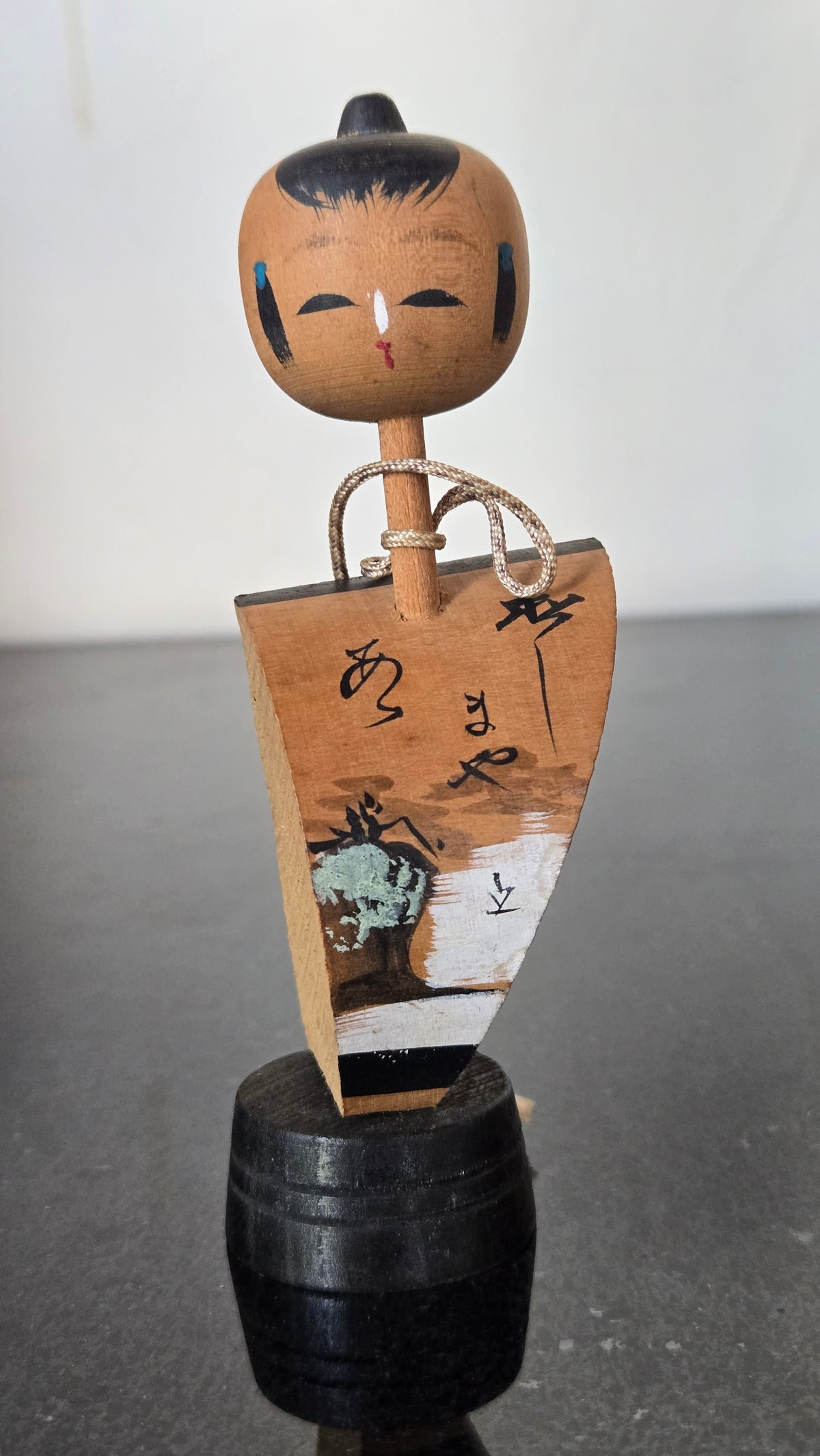 🎎 Kokeshi sōsaku souvenir – personnage au chignon, planche peinte d'un paysage