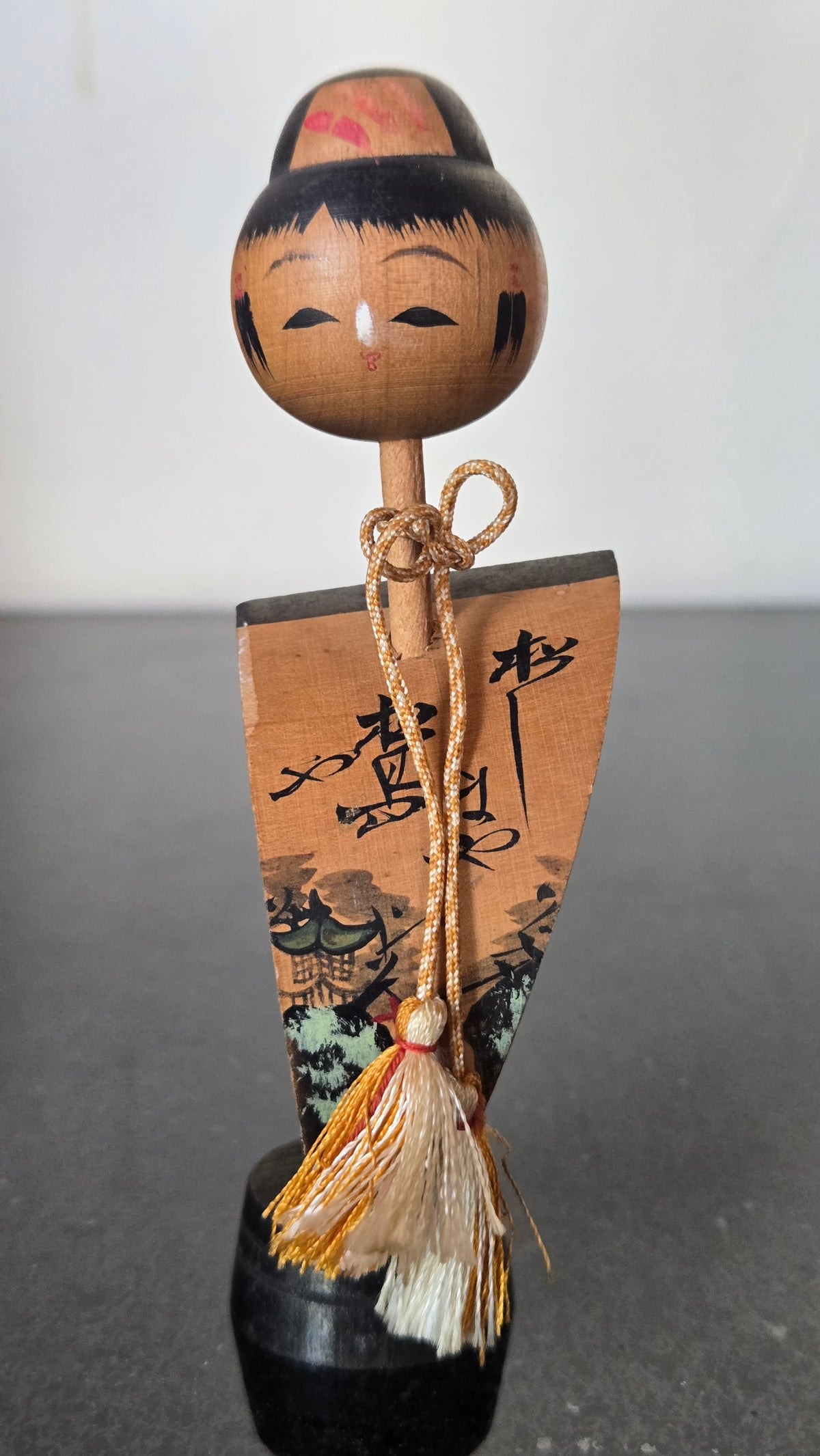 🎎 Kokeshi sōsaku souvenir – personnage coiffé, planche peinte d'un paysage – 12 cm
