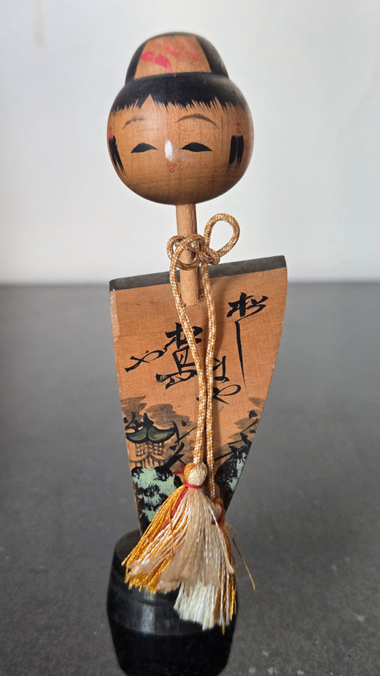 🎎 Kokeshi sōsaku souvenir – personnage coiffé, planche peinte d'un paysage – 12 cm