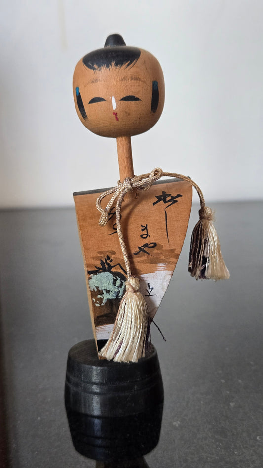 🎎 Kokeshi sōsaku souvenir – personnage au chignon, planche peinte d'un paysage