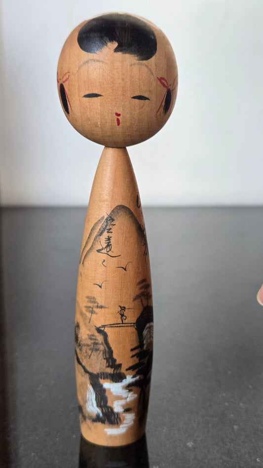🎎 Kokeshi sōsaku – paysage de montagne, pont et cascade, rubans rouges