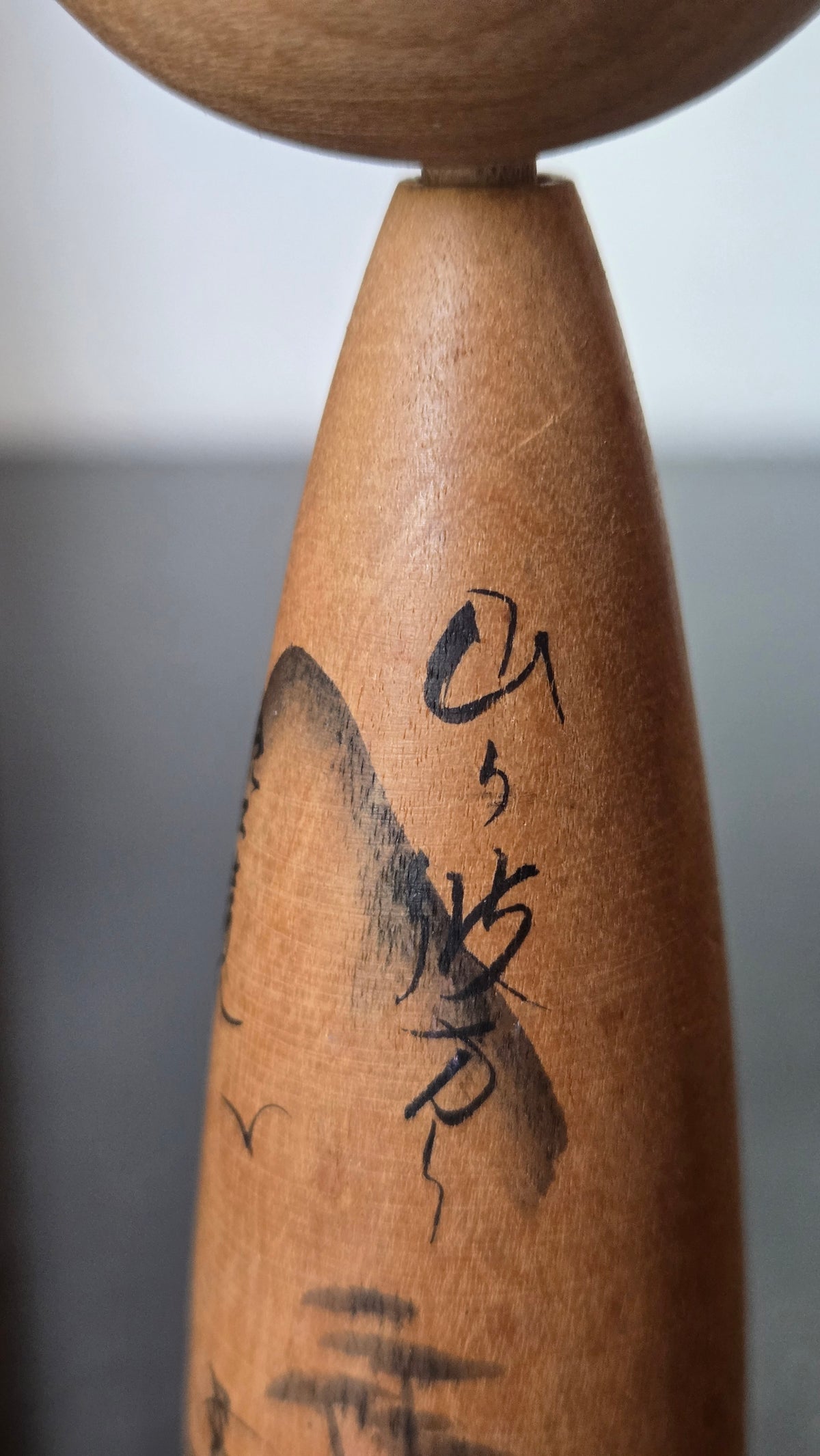 🎎 Kokeshi sōsaku – paysage de montagne, pont et cascade, rubans rouges