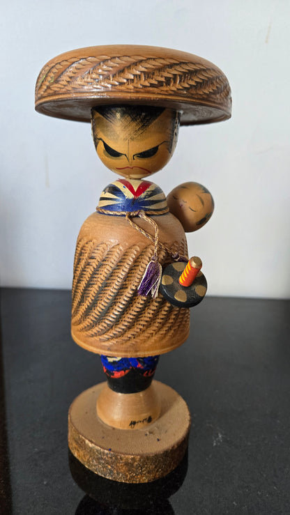 🎎 Kokeshi vintage – Shimizu no Jirōchō au chapeau tressé, manteau de paille gravé, bébé dans le dos