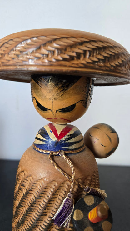 🎎 Kokeshi vintage – Shimizu no Jirōchō au chapeau tressé, manteau de paille gravé, bébé dans le dos