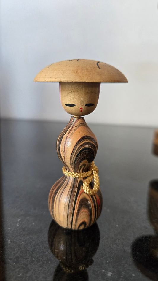 🎎 Kokeshi vintage – corps en gourde à décor marbré, chapeau en bois, cordon doré