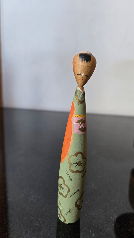 🎎 Kokeshi vintage – corps élancé, kimono vert, fleurs dorées et obi rose