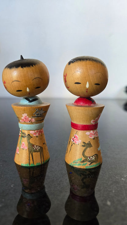 🎎 Duo de kokeshi miniatures peintes à la main – Cerfs et cerisiers en fleurs – Période Shōwa 🌸