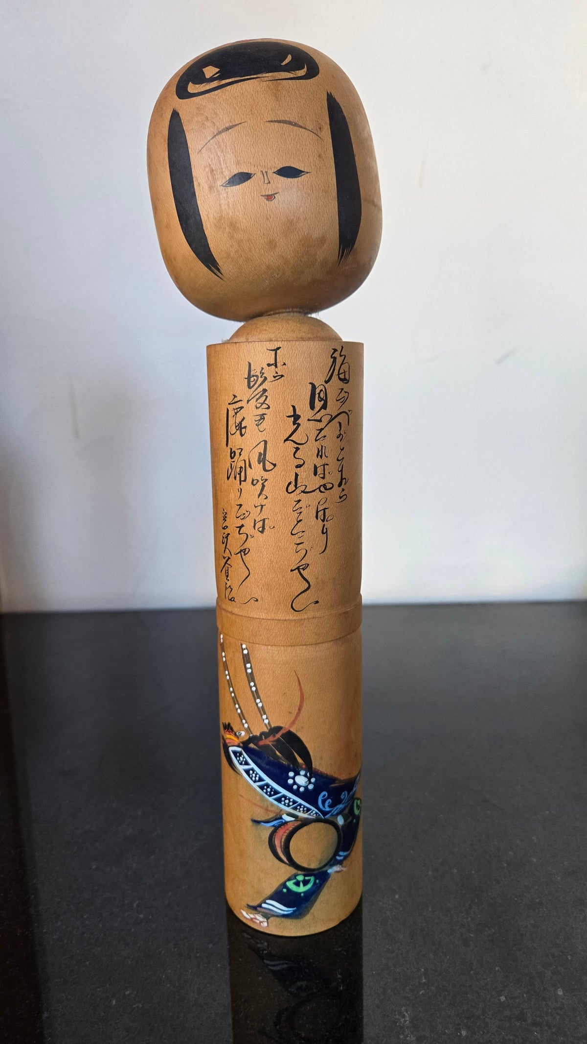🎎 Grande kokeshi sōsaku – Danseur de shishi-odori (danse du cerf) – Calligraphie et signature à l’encre 🦌