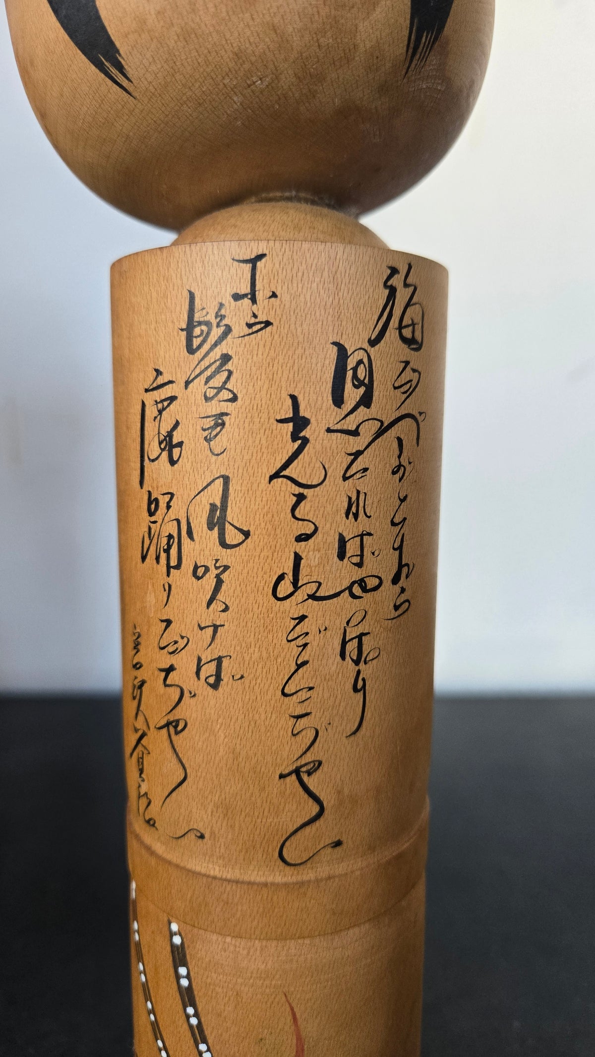 🎎 Grande kokeshi sōsaku – Danseur de shishi-odori (danse du cerf) – Calligraphie et signature à l’encre 🦌