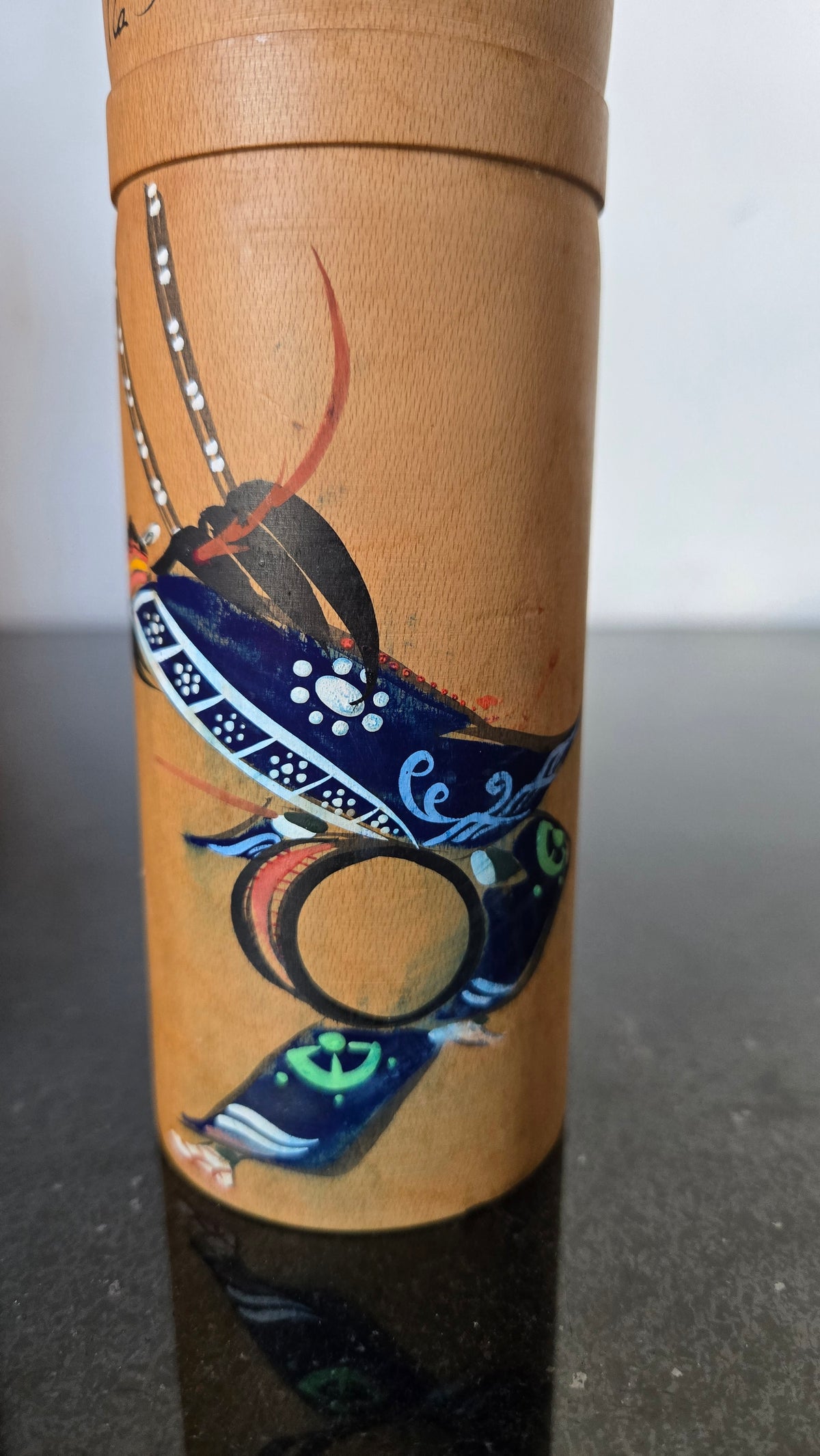🎎 Grande kokeshi sōsaku – Danseur de shishi-odori (danse du cerf) – Calligraphie et signature à l’encre 🦌