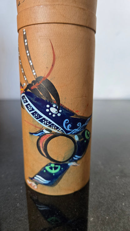 🎎 Grande kokeshi sōsaku – Danseur de shishi-odori (danse du cerf) – Calligraphie et signature à l’encre 🦌