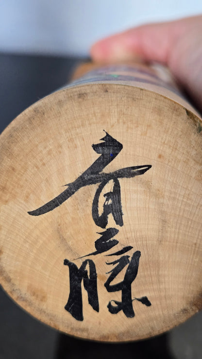 🎎 Grande kokeshi sōsaku – Danseur de shishi-odori (danse du cerf) – Calligraphie et signature à l’encre 🦌