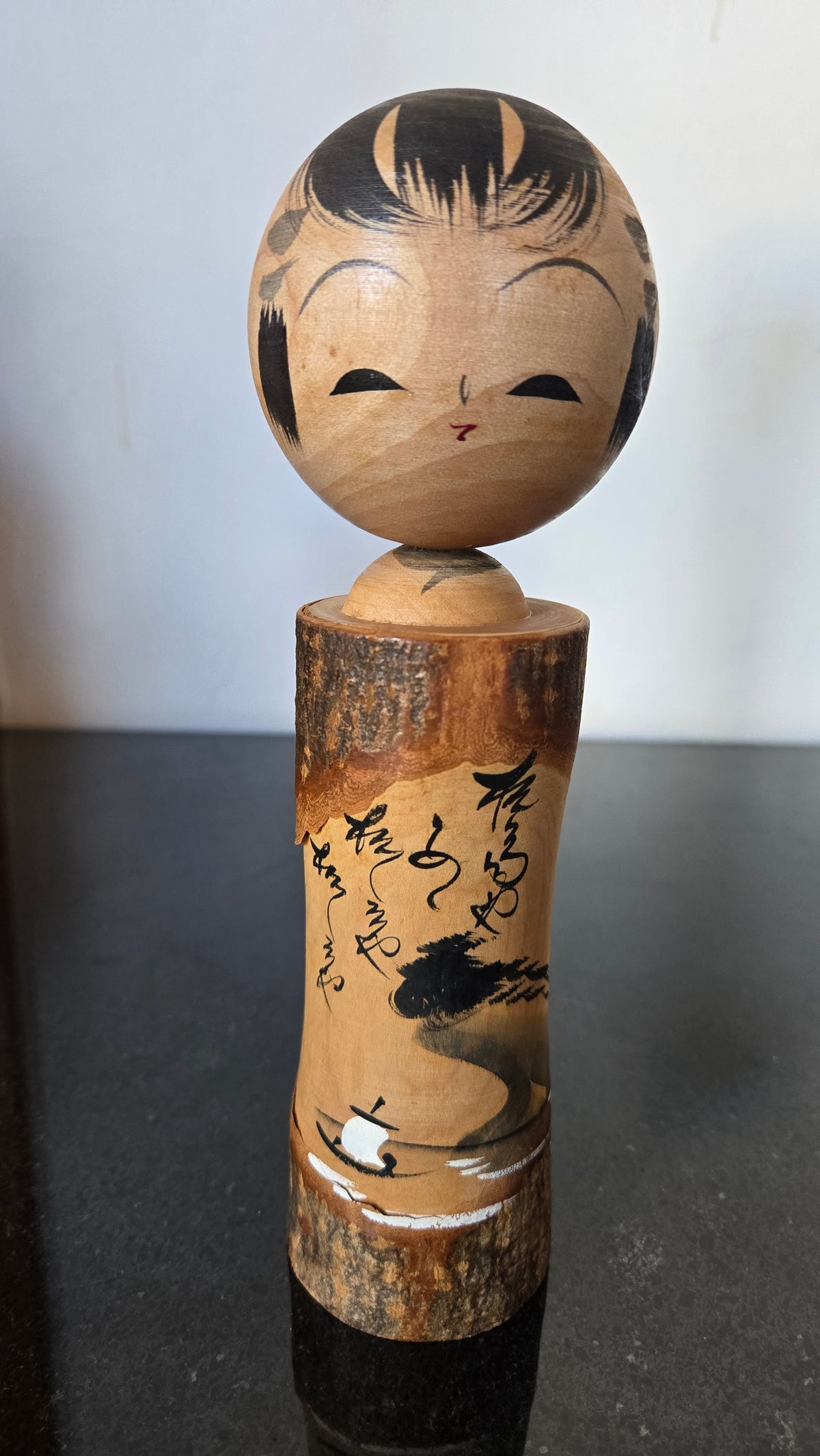 🎎 Kokeshi sōsaku à l’écorce naturelle – Paysage à l’encre, voilier et poème calligraphié – 22 cm 🌊
