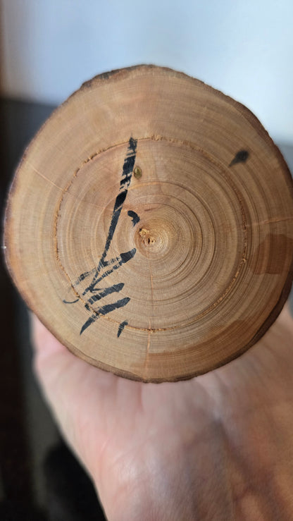 🎎 Kokeshi sōsaku à l’écorce naturelle – Paysage à l’encre, voilier et poème calligraphié – 22 cm 🌊