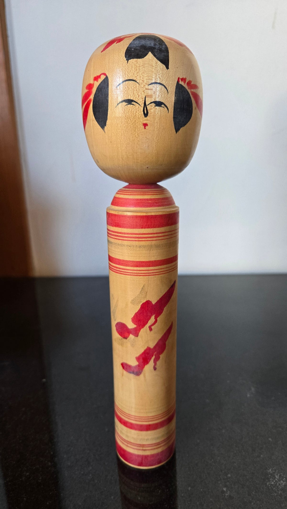 🎎 Kokeshi traditionnelle aux rayures rouges – Visage au trait fin et signature sous la base – 25 cm 🔴