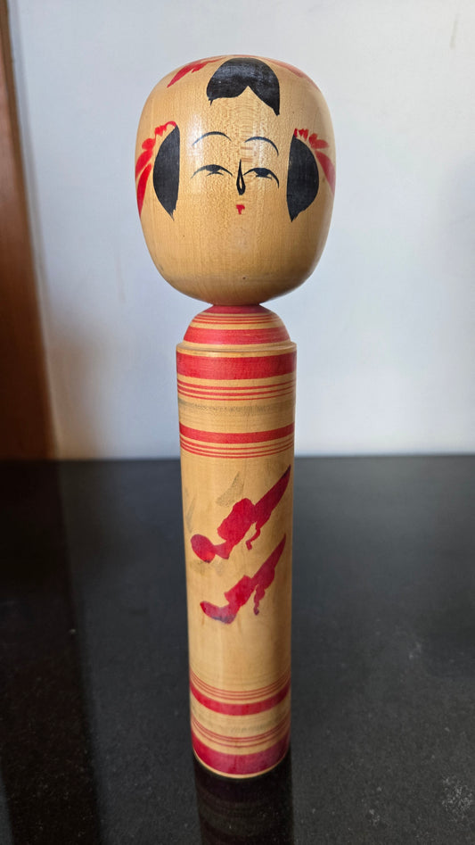 🎎 Kokeshi traditionnelle aux rayures rouges – Visage au trait fin et signature sous la base – 25 cm 🔴