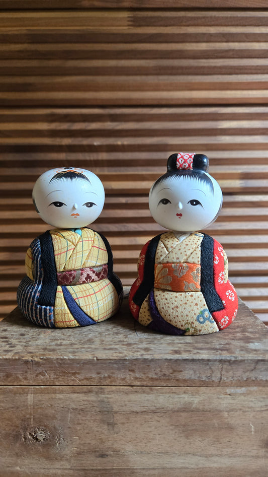 🎎 Couple impérial en tissu, kimonos chirimen jaune à carreaux et rouge à fleurs – boîte d’origine
