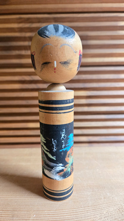 🎎 Kokeshi sōsaku à scène de paysage peinte sur fond noir, pin bleu et soleil orange