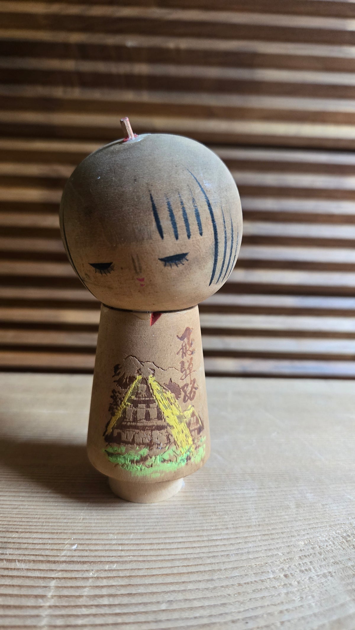 🎎 Kokeshi souvenir vintage – maison de chaume gasshō-zukuri et montagnes