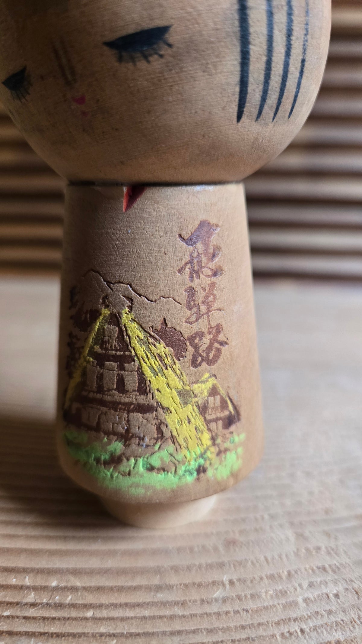 🎎 Kokeshi souvenir vintage – maison de chaume gasshō-zukuri et montagnes