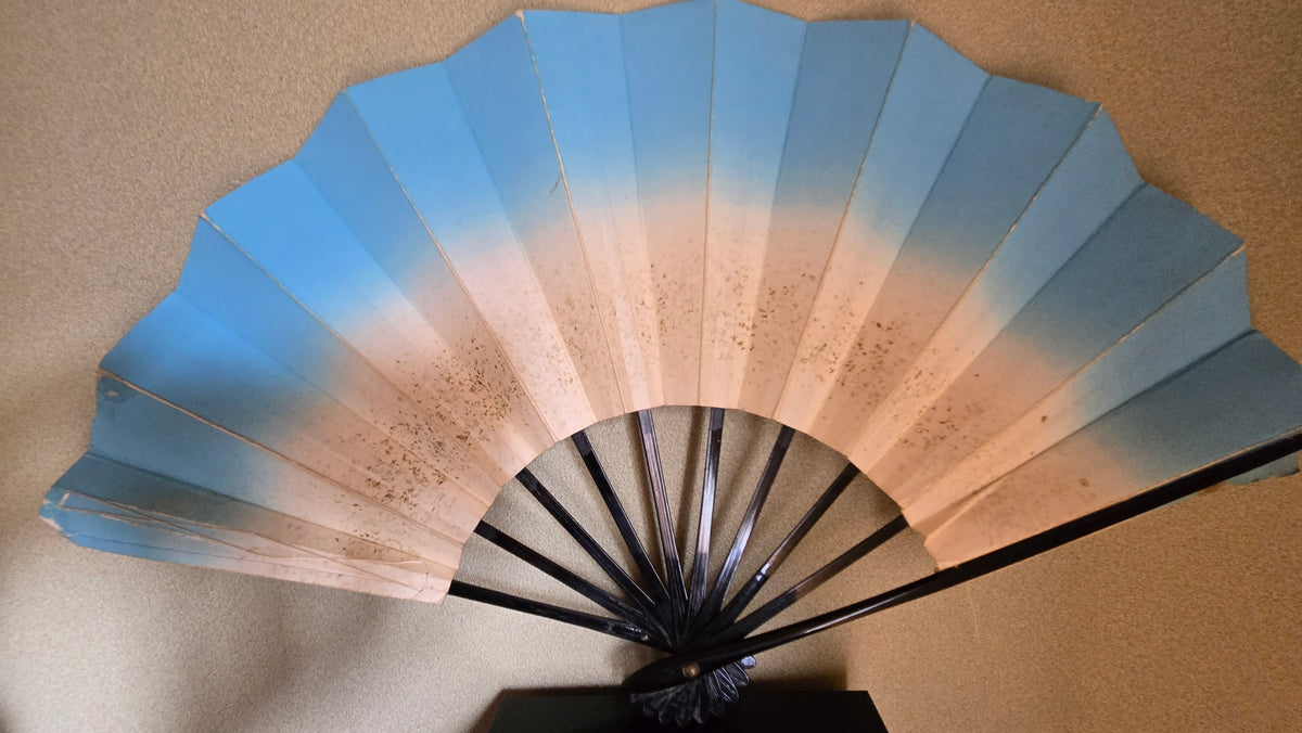 🎴 Éventail de danse japonaise (maï-ōgi) – dégradé bleu ciel et poudre d’or