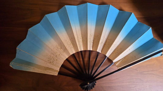 🎴 Éventail de danse japonaise (maï-ōgi) – dégradé bleu ciel et poudre d’or