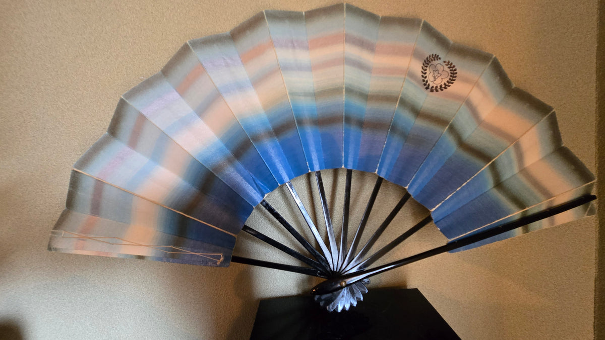 🎴 Éventail de danse japonaise (maï-ōgi) – bandes bleu, argent et rose pâle, avec emblème