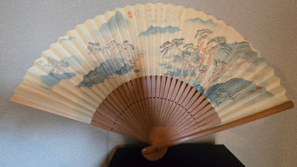 🎴 Éventail japonais (sensu) – paysage de montagnes et pavillons, calligraphie