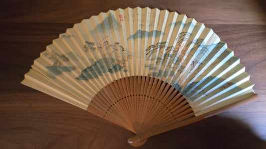 🎴 Éventail japonais (sensu) – paysage de montagnes et pavillons, calligraphie