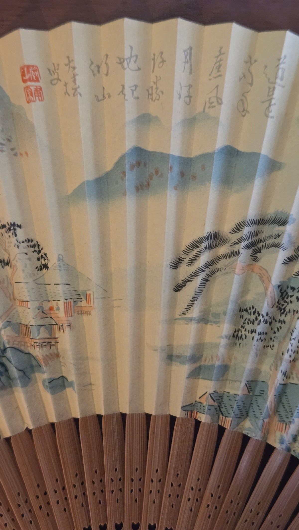 🎴 Éventail japonais (sensu) – paysage de montagnes et pavillons, calligraphie