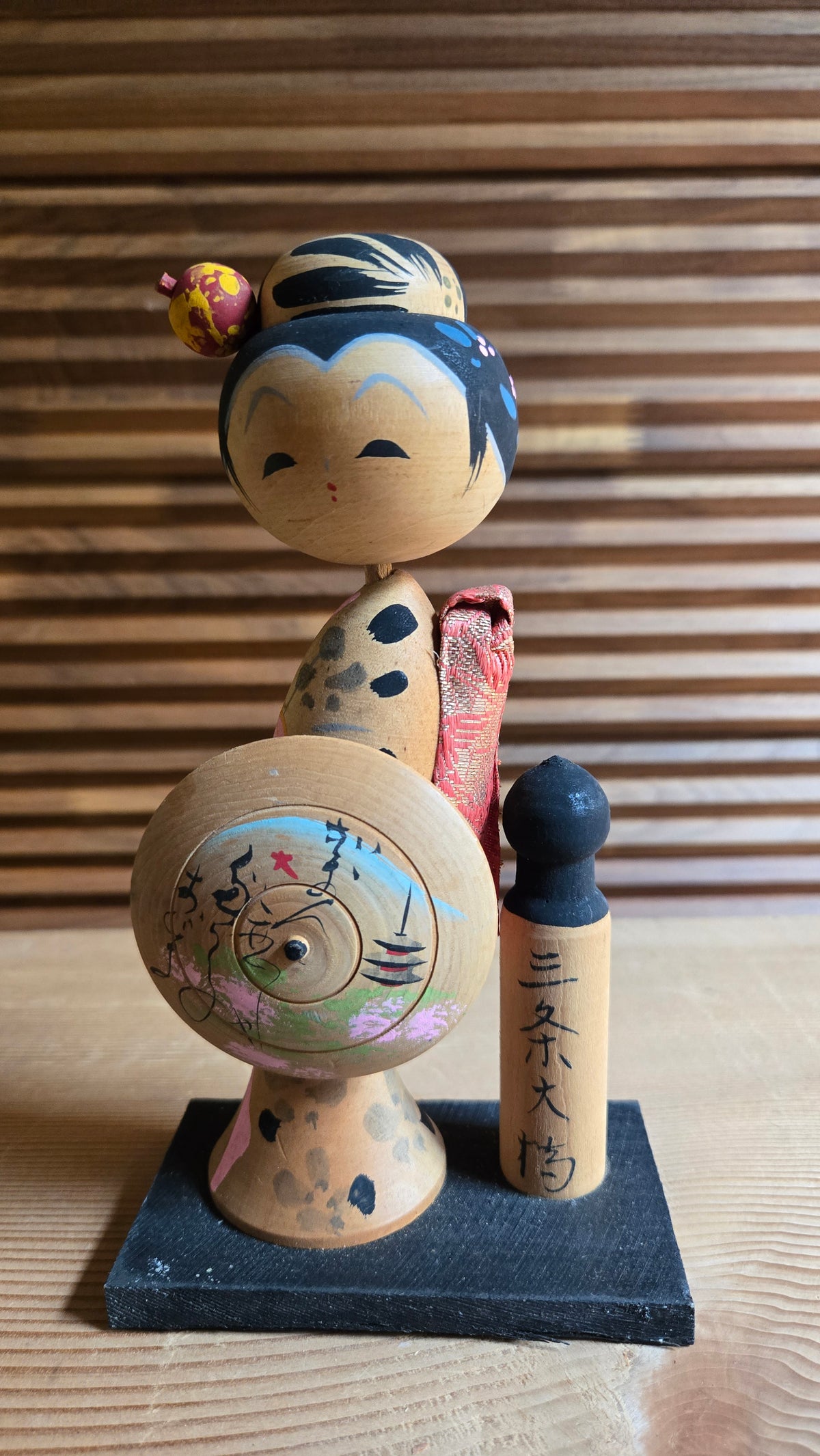 🎎 Kokeshi souvenir de Kyoto – jeune femme à l’ombrelle, inscription « Sanjō Ōhashi »