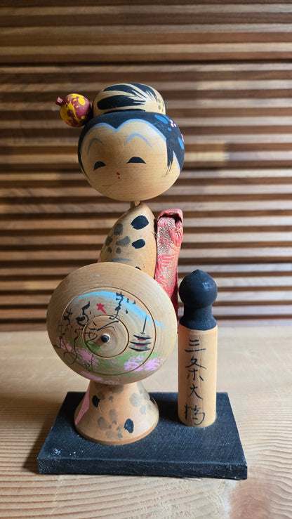 🎎 Kokeshi souvenir de Kyoto – jeune femme à l’ombrelle, inscription « Sanjō Ōhashi »