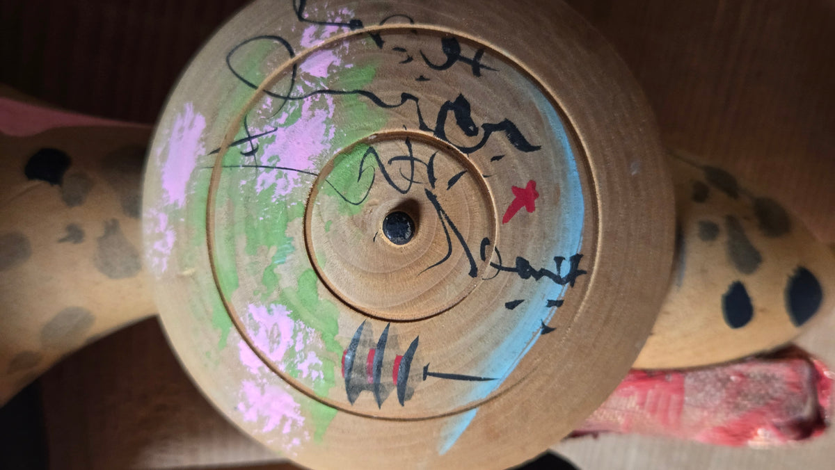 🎎 Kokeshi souvenir de Kyoto – jeune femme à l’ombrelle, inscription « Sanjō Ōhashi »