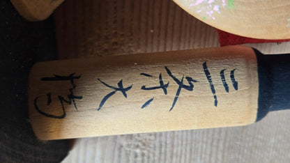 🎎 Kokeshi souvenir de Kyoto – jeune femme à l’ombrelle, inscription « Sanjō Ōhashi »