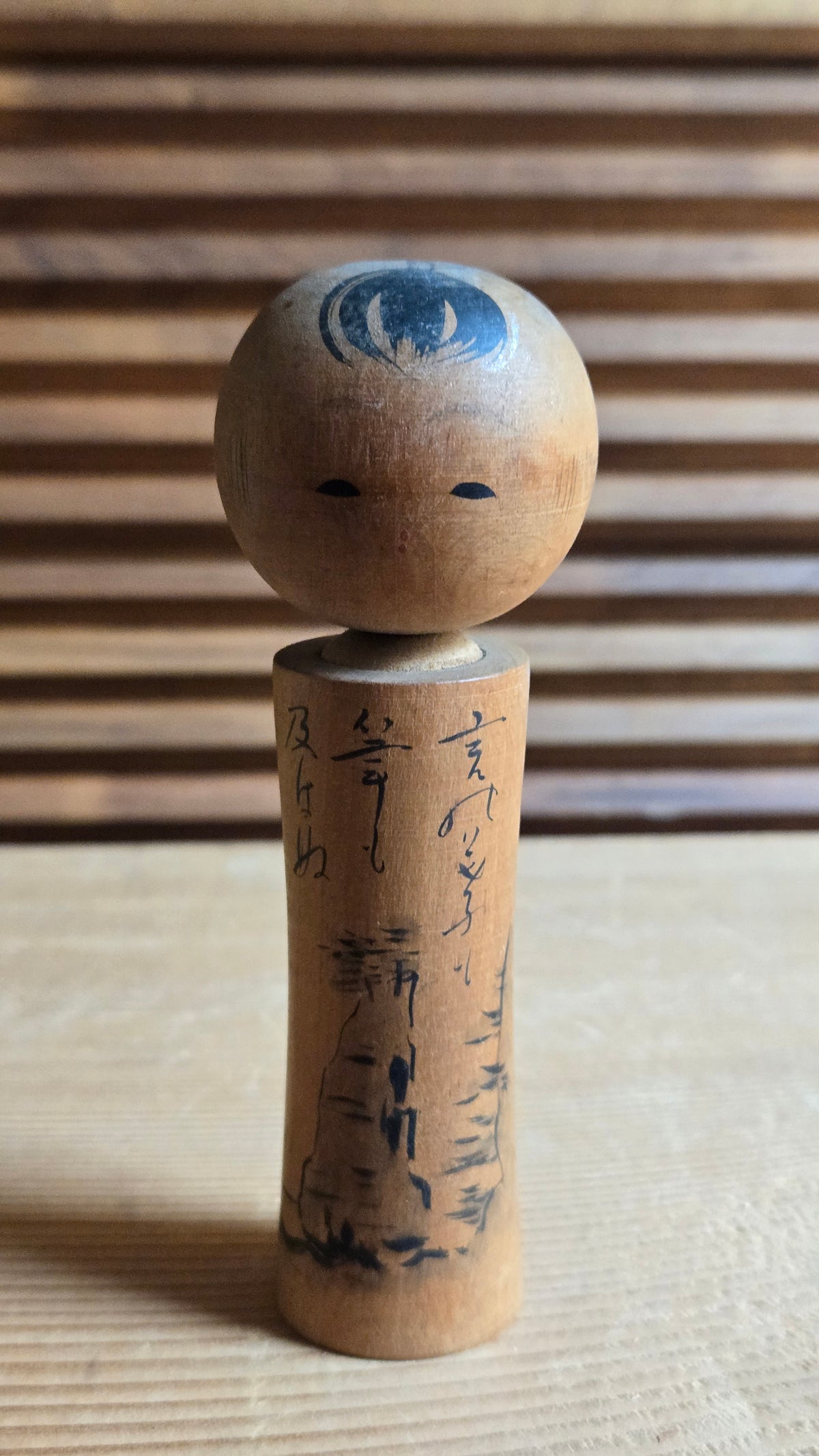 🎎 Kokeshi peinte à l’encre – poème calligraphié et paysage
