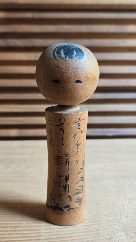 🎎 Kokeshi peinte à l’encre – poème calligraphié et paysage