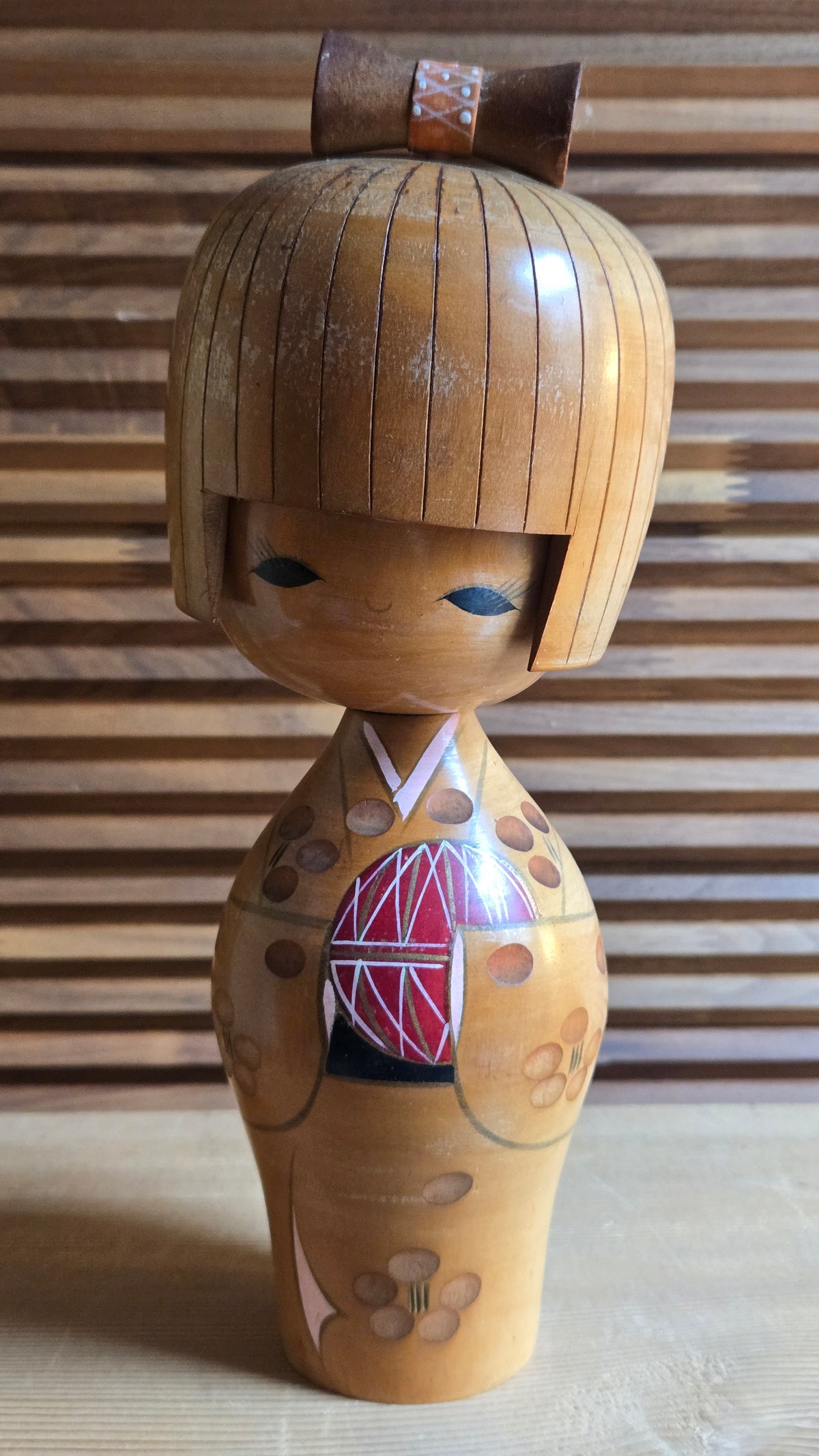 🎎 Kokeshi créative « Izu Shimoda » – fillette à la frange sculptée et au temari rouge