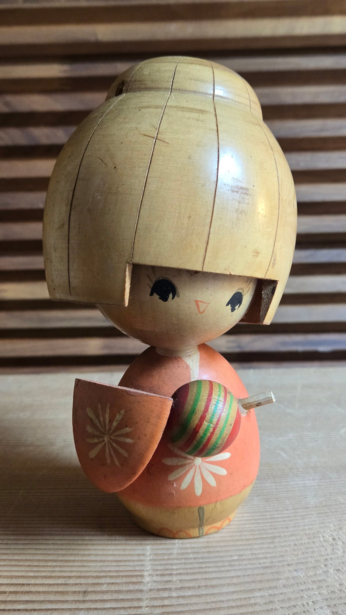 🎎 Kokeshi créative (sōsaku) – fillette à la toupie, kimono orange à marguerites