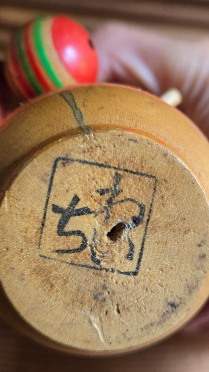 🎎 Kokeshi créative (sōsaku) – fillette à la toupie, kimono orange à marguerites
