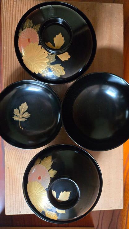 🌼 Set de 5 bols à soupe en résine laquée noir, chrysanthèmes dorés et rose de style maki-e – Suimono-wan avec boîte d’origine 🌼