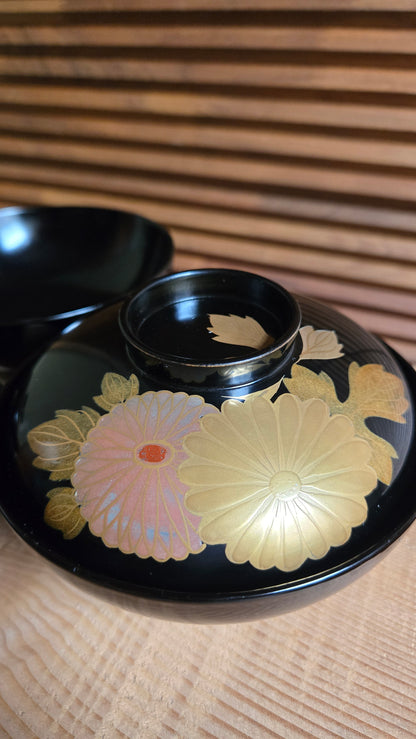 🌼 Set de 5 bols à soupe en résine laquée noir, chrysanthèmes dorés et rose de style maki-e – Suimono-wan avec boîte d’origine 🌼